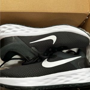 NWT! Nike Women’s Sneakers size 9